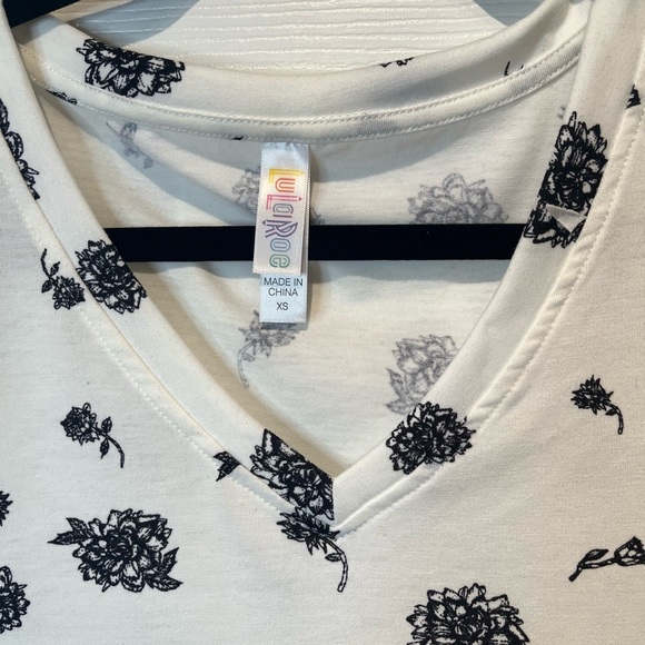 LuLaRoe XS Floral Short Sleeve V Neck T-Shirt - Picture 3 of 5